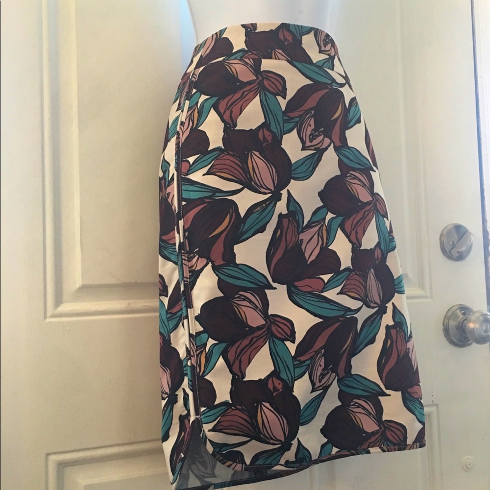 🎉NWT LOFT Side-Seam Detail Rounded Hemline  Floral Lined Pencil Skirt